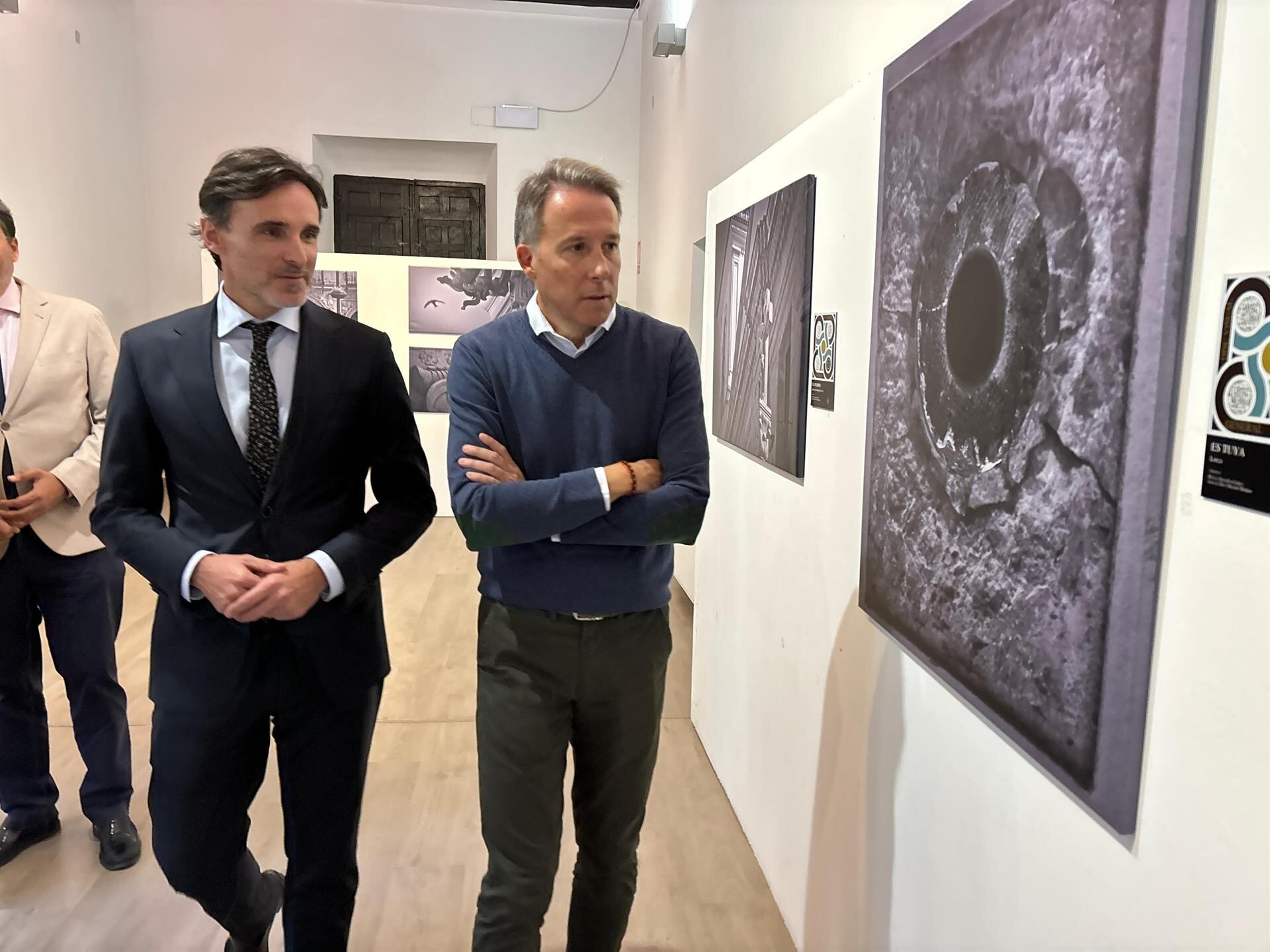 El consejero de Fomento e Infraestructuras, Jorge García Montoro, junto al alcalde de Lorca, Fulgencio Gil, en la exposición 'Belleza escondida'