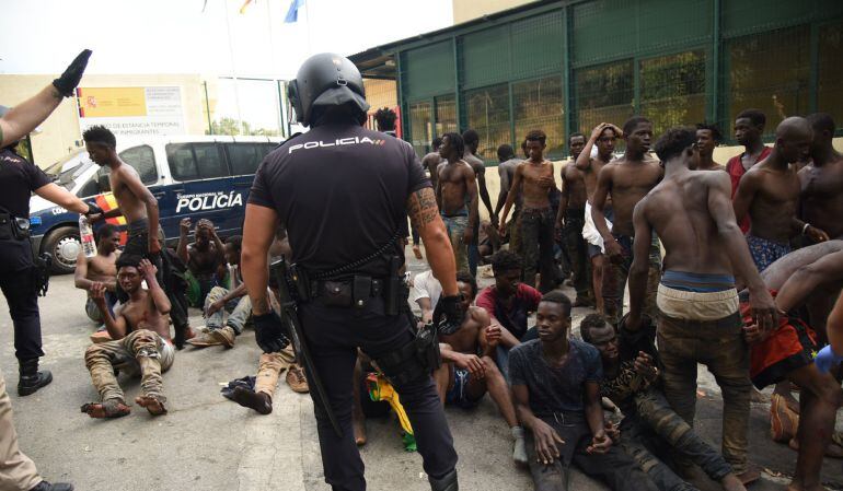 Inmigrantes que llegaron a Ceuta saltando la valla durante el rezo