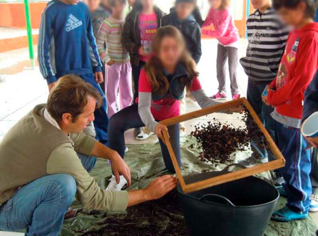 Alumnos realizando compost en un centro educativo.