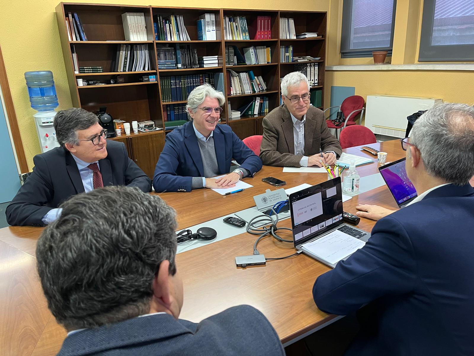 Los representantes de la conselleria de Innovación y del Ivace y del Campus d'Alcoi de la UPV durante la reunión celebrada este miércoles en las instalaciones de Ferrándiz y Carbonell.