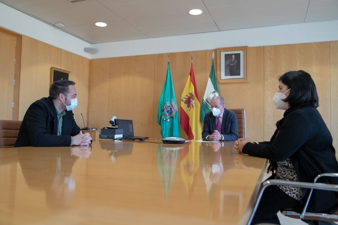 Reunión del presidente de la Diputación y la diputada de Cohesión Territorial con el alcalde de El Real de la Jara