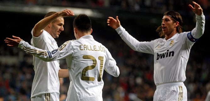 Benzema y Ramos celebran un gol de Callejón con él