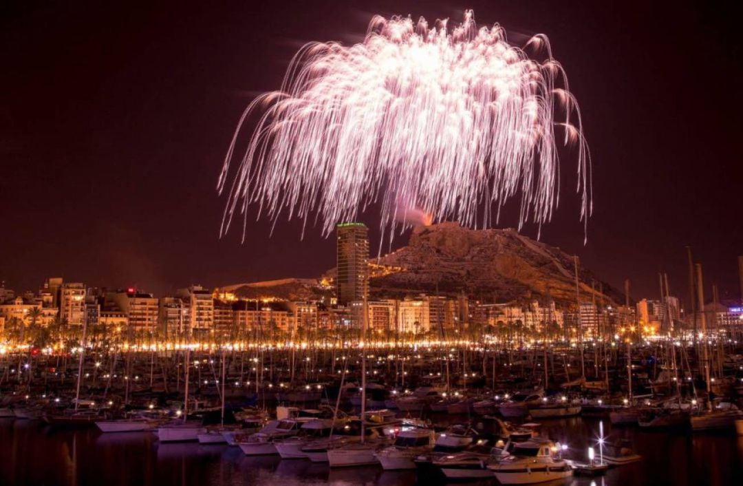 Palmera de fuegos artificiales lanzada desde el Castillo de Santa Bárbara