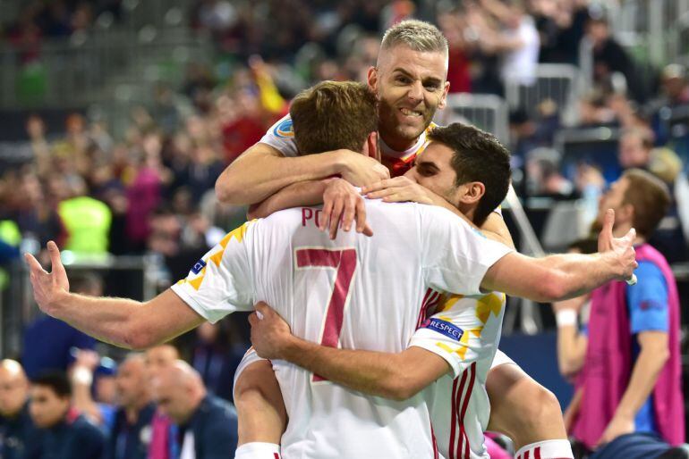 Los jugadores de la selección española celebran el gol de Pola en el encuentro de España ante Kazajistán