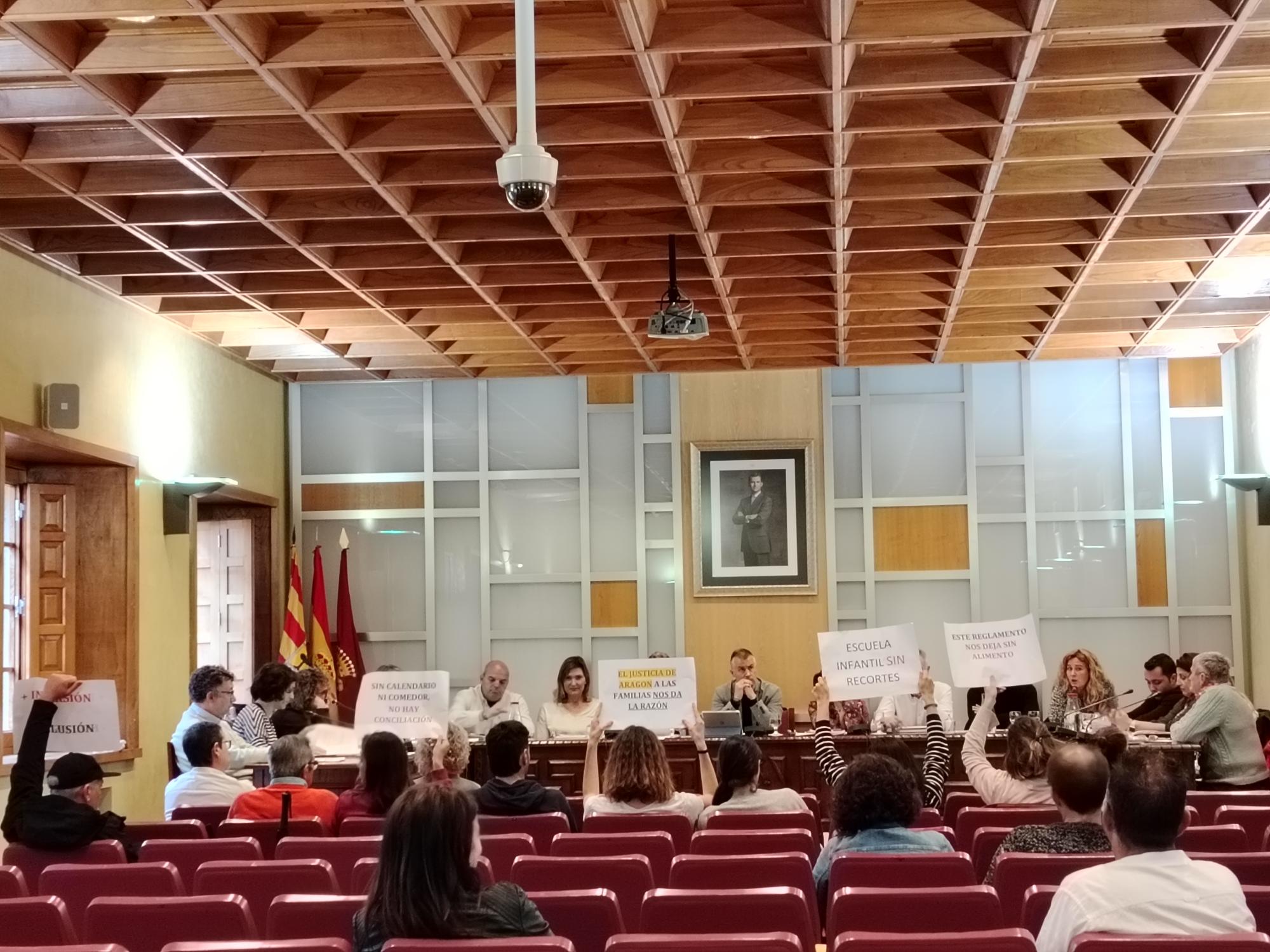 Un grupo de familias de la Escuela Infantil acudía al pleno de este lunes por la mañana