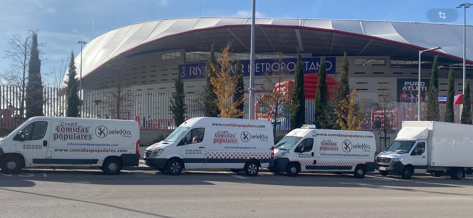 Vehículos de &#039;Paco Paellas&#039; junto al Metropolitano