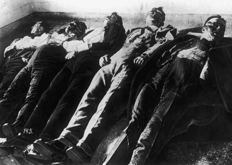 Cuerpos sin vida de las víctimas de la Masacre de San Valentín