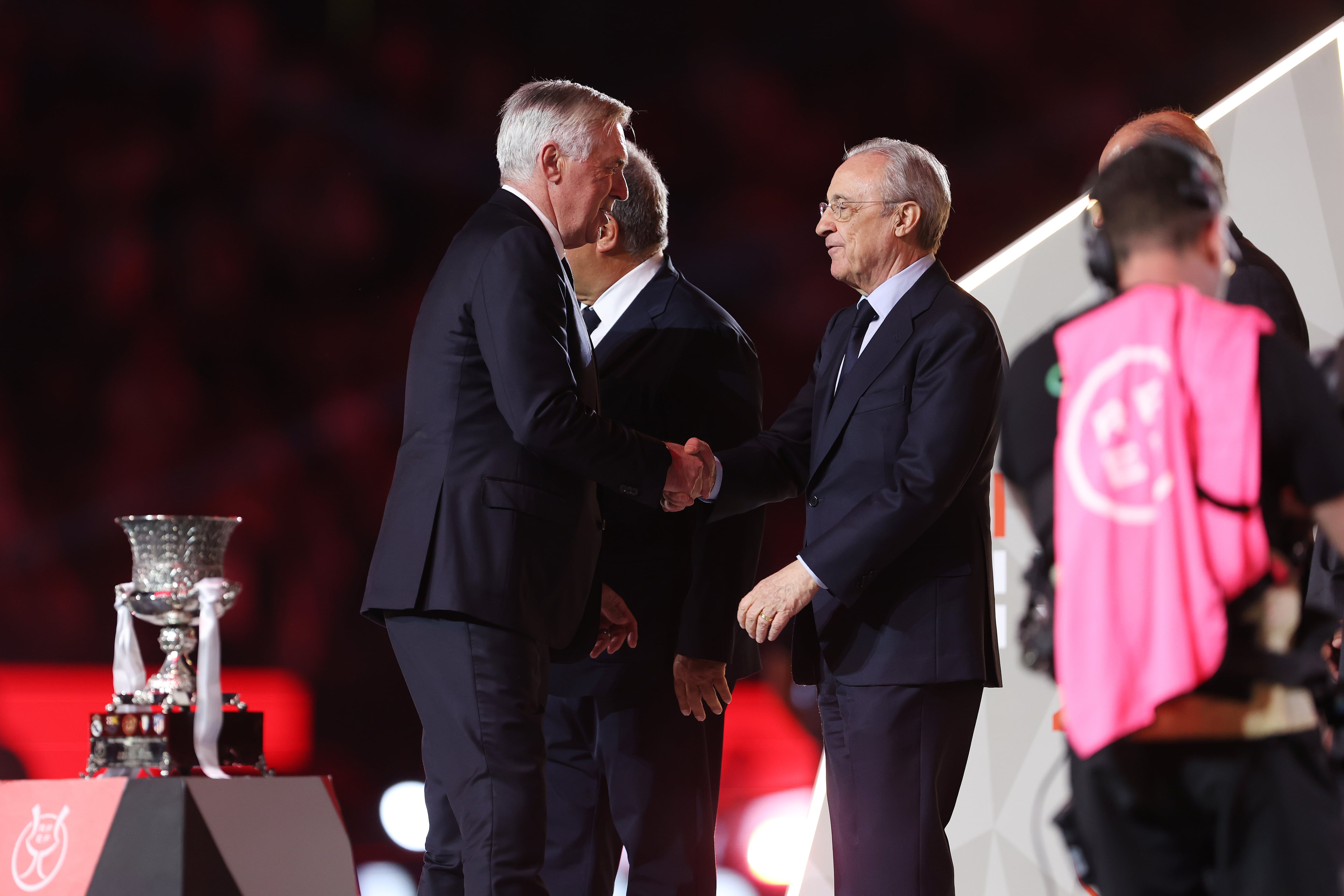 Carlo Ancelotti y Florentino Pérez, durante la entrega de medallas en la Supercopa de España. (Photo by Yasser Bakhsh/Getty Images)