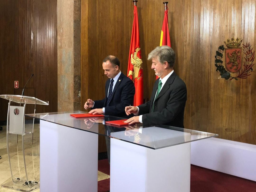 Firma entre el presidente del Real Zaragoza, Christian Lapetra, y el alcalde de la ciudad, Pedro Santisteve 