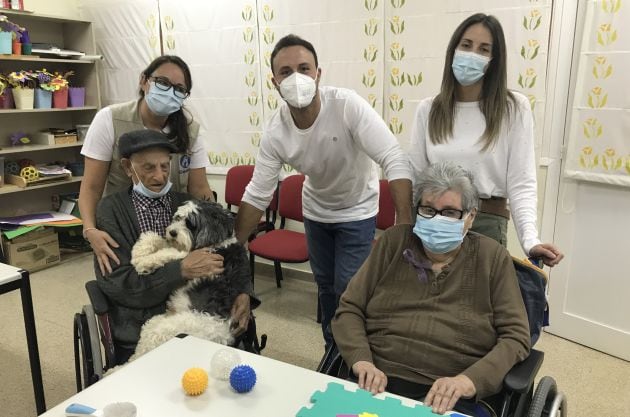 El equipo de Gudcan, con Carolina Poliniato, Luis Huerta y Patricia Roberto, junto a Ciriaco, Antolina y el perro Febrero.