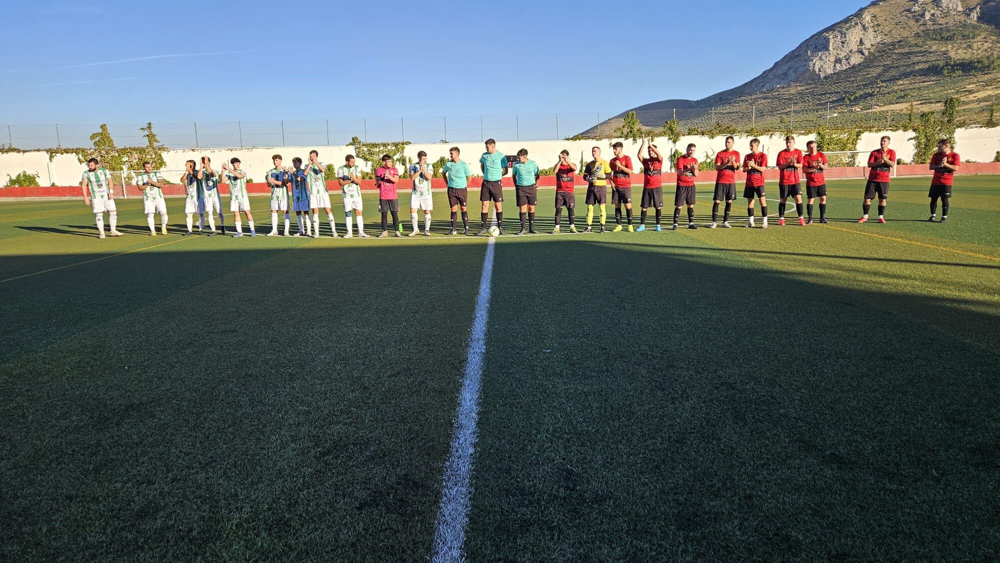 Saludo inicial entre los dos equipos y árbitros