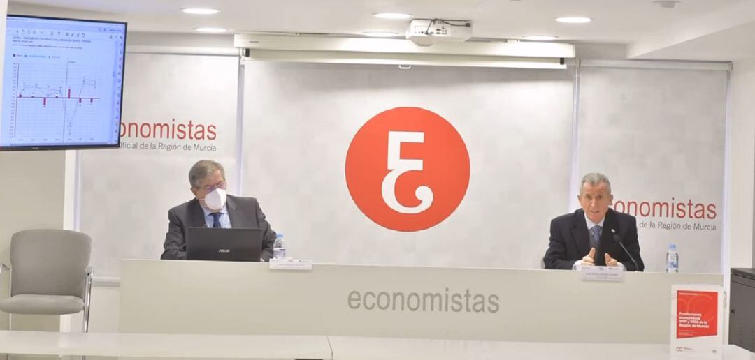 Ramón Madrid, decano del Colegio de Economistas (a la izquierda) y José Daniel Buendía (a la derecha)