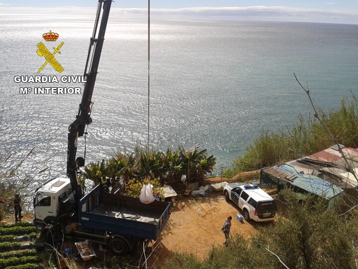 Grúa de la guardia civil que ha actuado en la operación