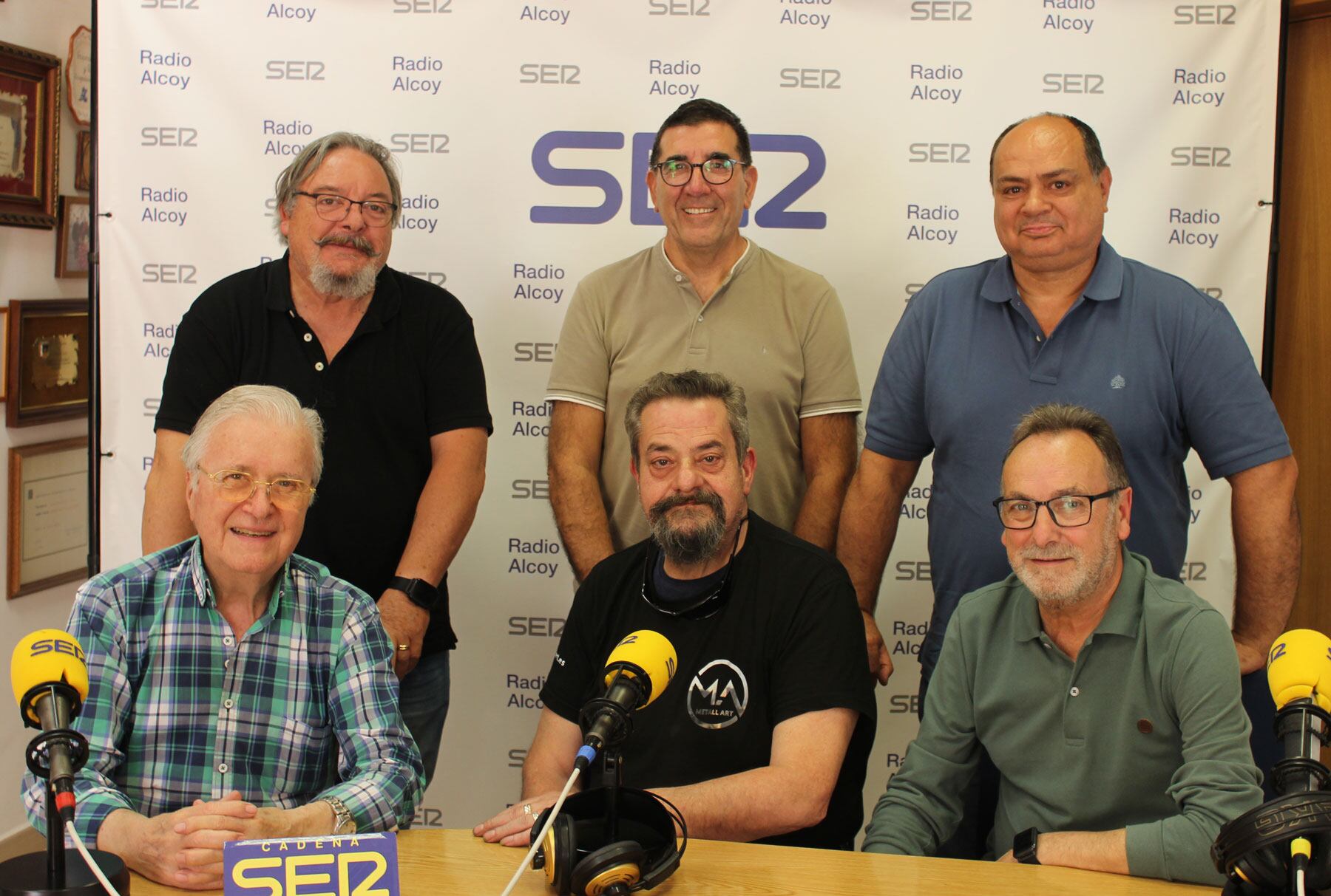 Paco Aznar, Santiago Valor, Manuel Moral, Antonio Alborch, José Luis Giner y Pepe Bernabeu, en el estudio central de Radio Alcoy