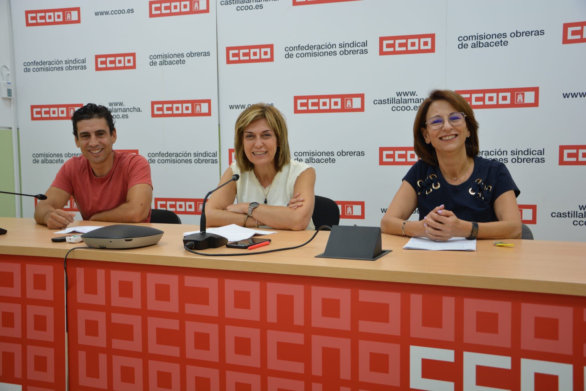 De izq a derecha: Paco Gómez, secretario de Acción Sindical y Políticas Sectoriales de CCOO Albacete, Gloria Lozoya, secretaria provincial de CCOO del Hábitat de Albacete y Carmen Juste, secretaria general de CCOO Albacete