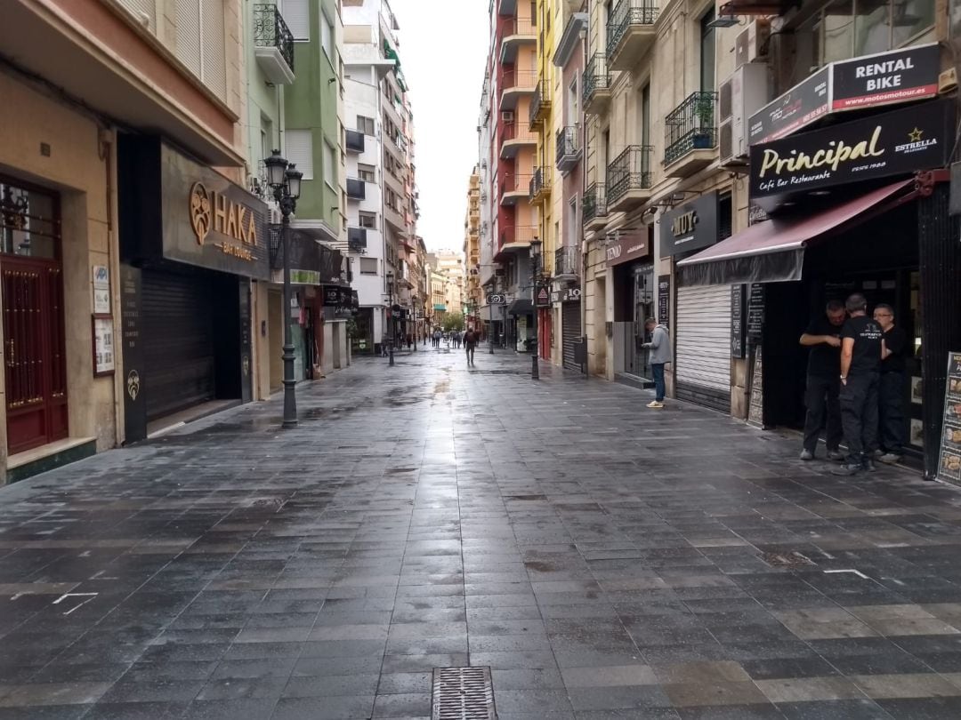 La alicantina calle Castaños ha amanecido desconocida un día más, sin veladores, como medida de seguridad ante la gota fría.