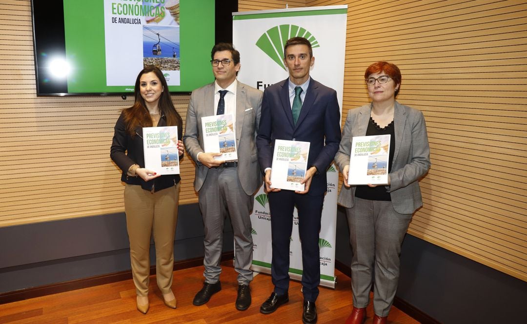 Los responsables del informa económico de la Fundación Unicaja