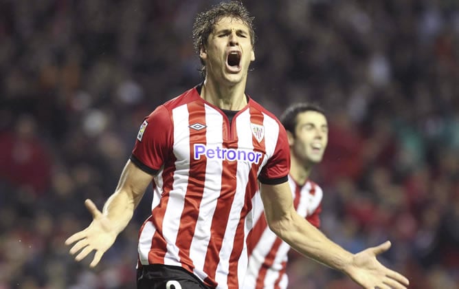 El delantero del Athletic Club de Bilbao, Fernando Llorente, celebra su primer gol y primero de su equipo durante el partido, correspondiente a la décima jornada de Liga