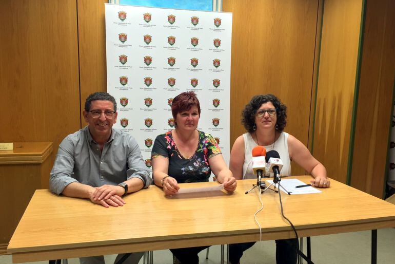 El alcalde de Petrer, Alfonso Lacasa, la directora del IES La Canal, Sabina Sendra y la edil de Educación, Silvia Rodríguez