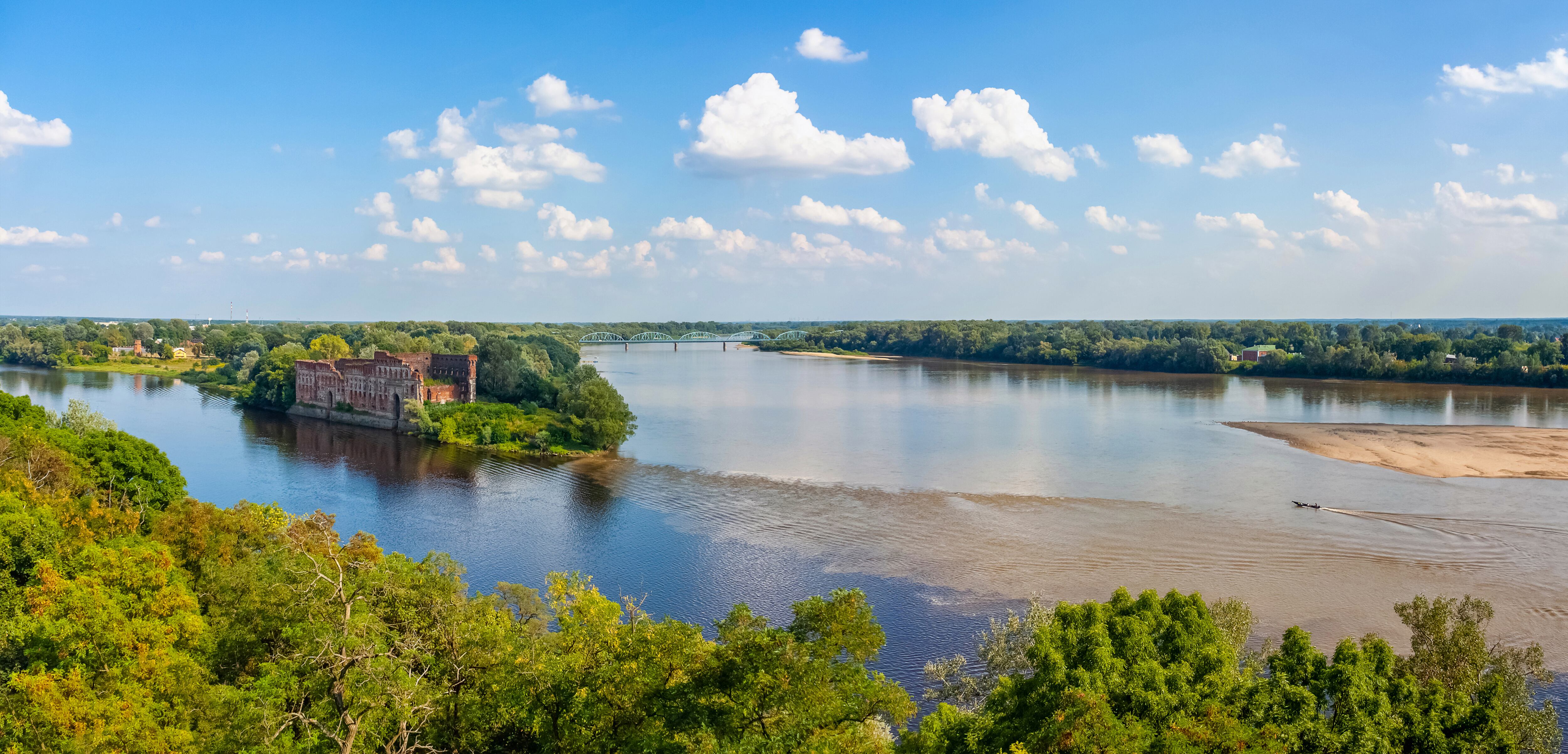 El río Narew visto desde la fortaleza Modlin.