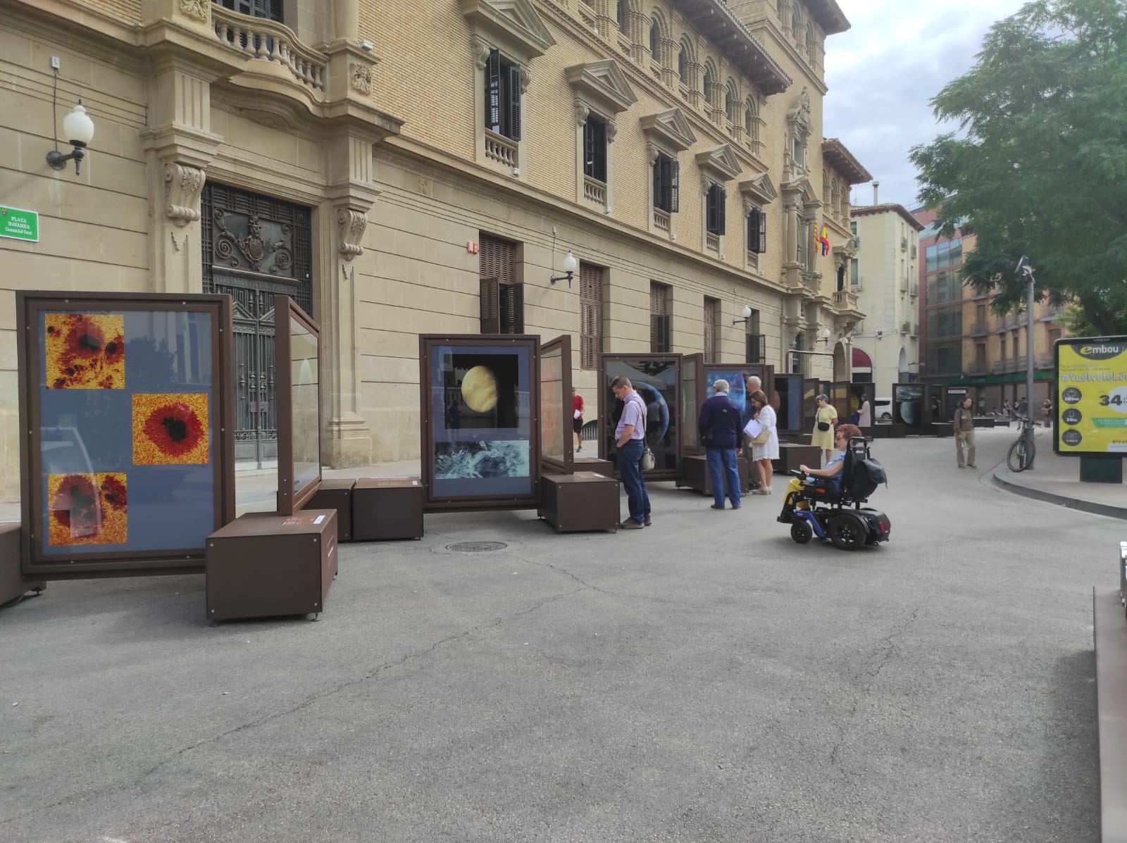 Exposición "Otros Mundos" en la plaza de Navarra