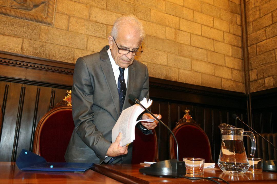 El tinent d&#039;alcalde Eduard Berloso mirant els papers amb informació sobre els talls de llum