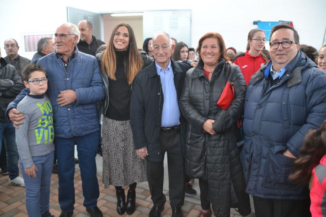 Gabriel Amat y José Juan Rubí con la jugadora y su familia.