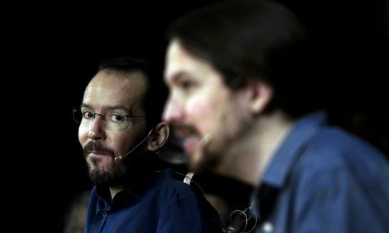 GRA042. BARCELONA, 09/04/2016.- El líder de Podemos, Pablo Iglesias (d) y el secretario de Organización del partido, Pablo Echenique, durante su participación en un encuentro con los círculos de Cataluña celebrado en el Casino de la Aliança del Poblenou, en Barcelona. EFE/Alberto Estévez