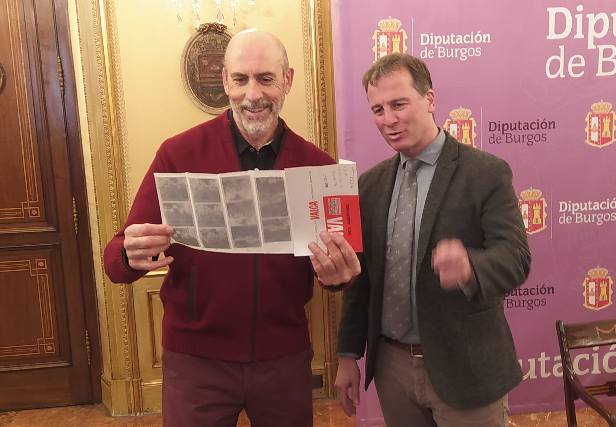 El presidente de la Diputación de Burgos, Borja Suárez, recibe los fondos fotográficos de Cirilo Saiz de manos de su hijo Rafael