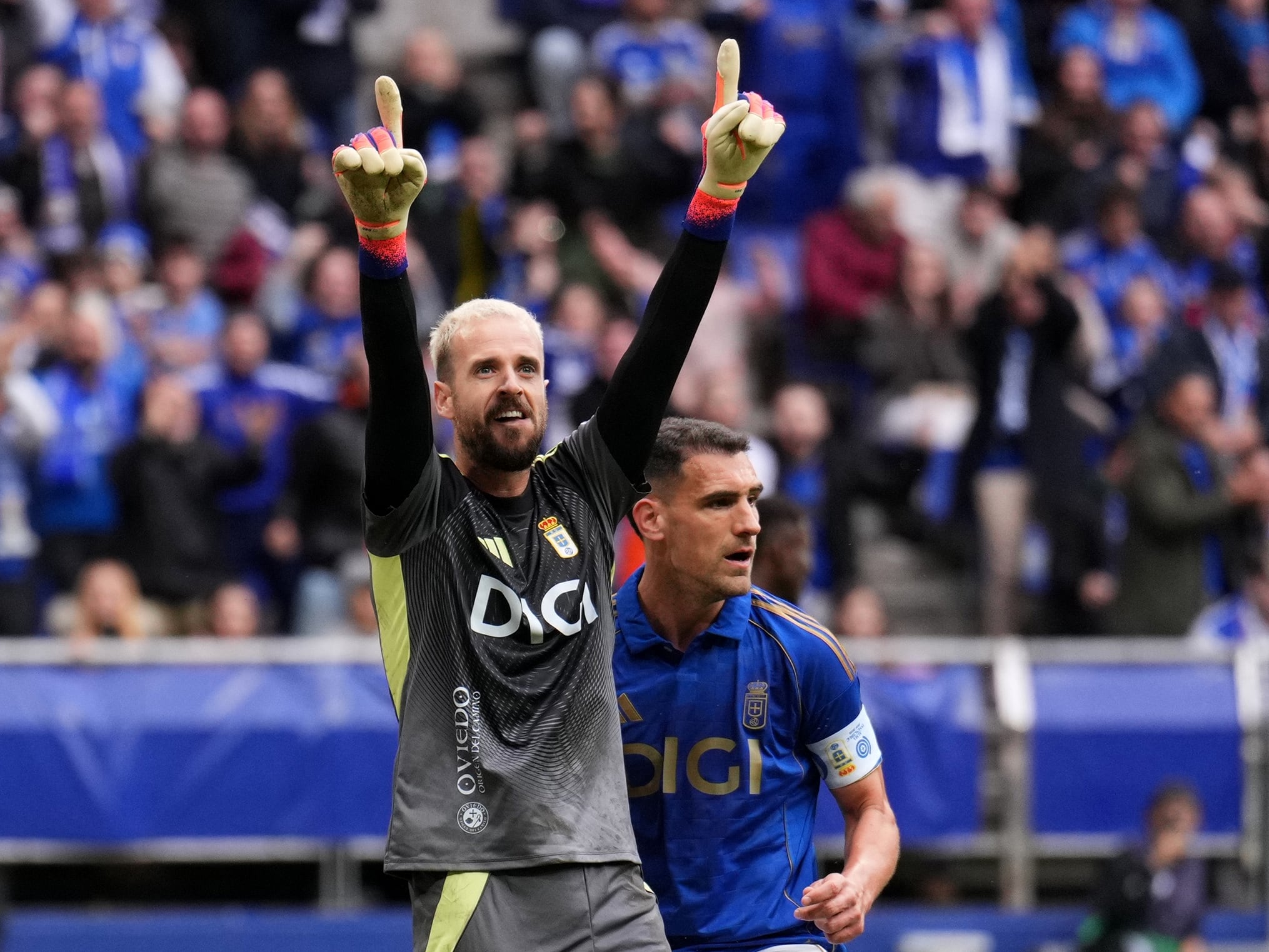 OVIEDO, SPAIN - NOVEMBER 23: Aaron Escandell of Real Oviedo reacts during the LaLiga EA Sports match between Real Oviedo and Rayo Vallecano de Madrid at Carlos Tartiere on November 23, 2025 in Oviedo, Spain. (Photo by Juan Manuel Serrano Arce/Getty Images)