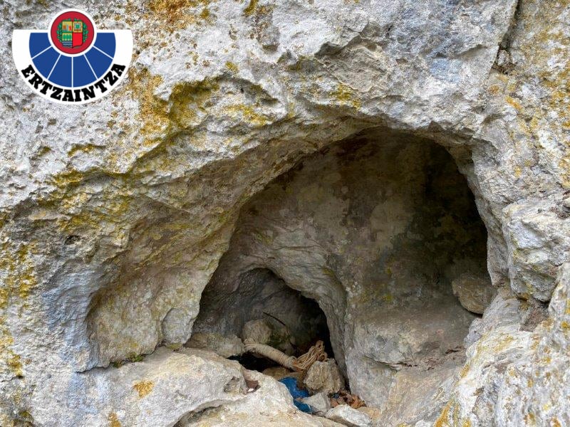 OÑATI (GUIPÚZCOA), 23/10/2022.- La Ertzaintza ha hallado en una zona boscosa del municipio guipuzcoano de Oñati un &quot;zulo&quot; abandonado, &quot;presumiblemente de ETA&quot;, con diverso material explosivo, ha informado el Departamento vasco de Seguridad. EFE/Ertzaintza/SOLO USO EDITORIAL/SOLO DISPONIBLE PARA ILUSTRAR LA NOTICIA QUE ACOMPAÑA (CRÉDITO OBLIGATORIO)
