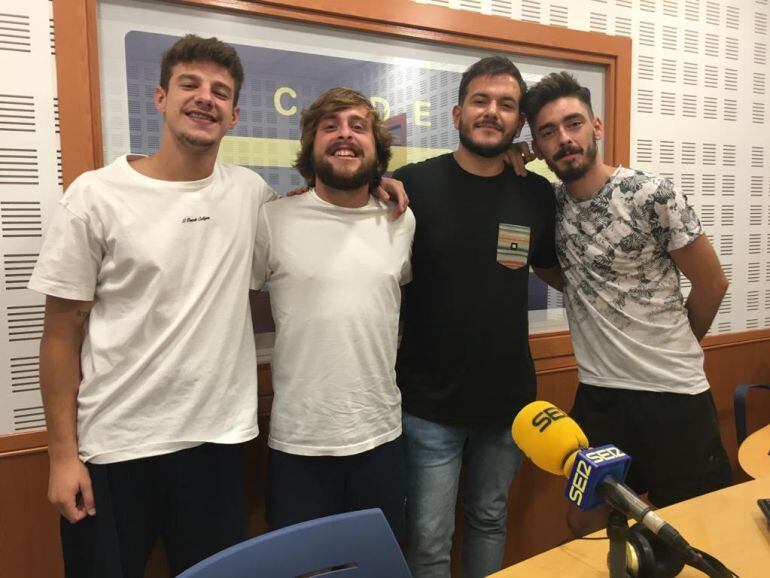 El grupo &quot;El Duende callejero&quot; en los estudios de Radio Córdoba Cadena SER