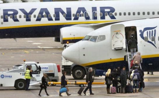 Pasajeros entrando en un avión de Ryanair