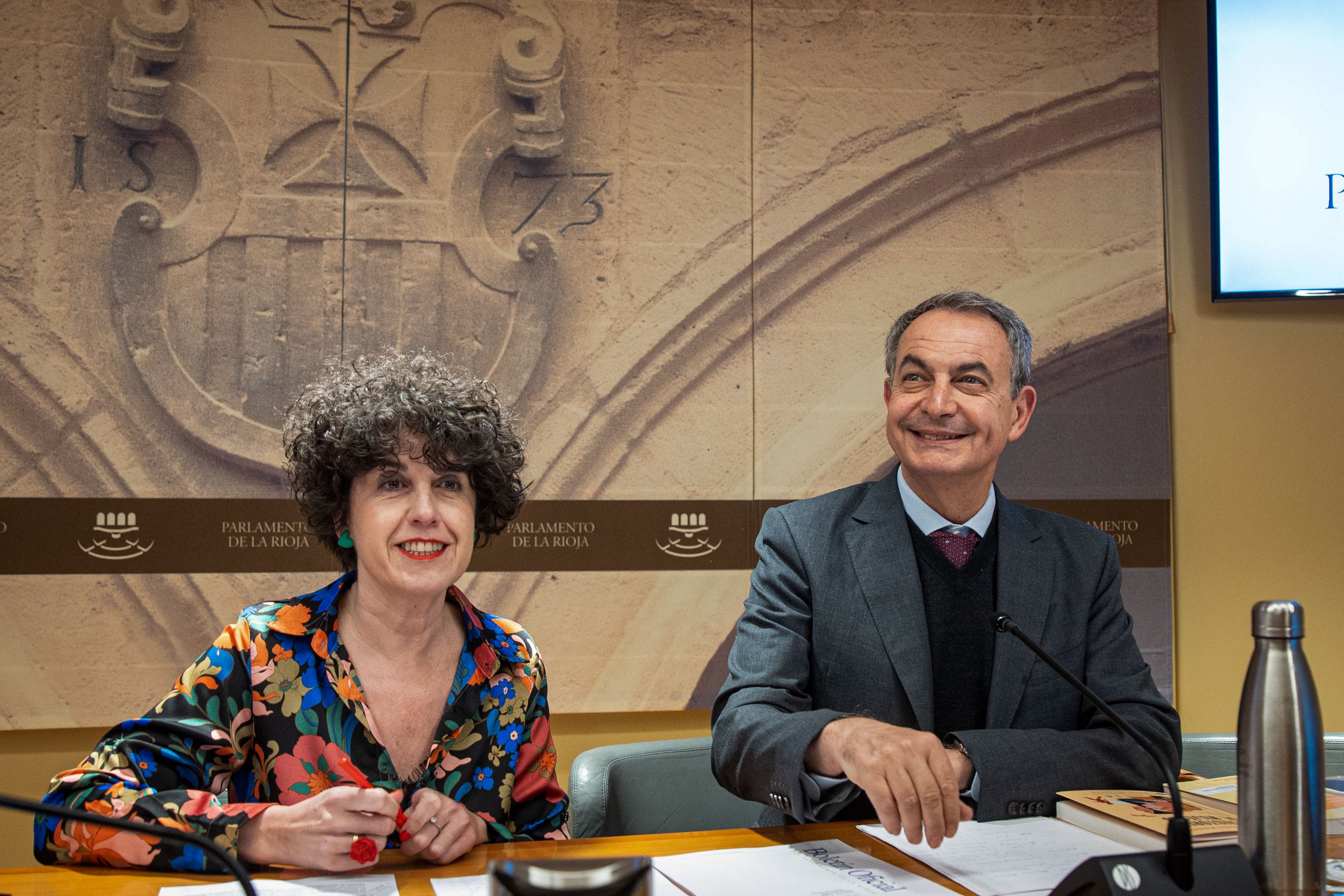 LOGROÑO, 26/01/2023.- El expresidente del Gobierno José Luis Rodríguez Zapatero, junto a la diputada del PSOE Nuria del Río, ha comparecido este jueves, como experto ante la Comisión de Participación, Cooperación y Derechos Humanos del Parlamento riojano, a petición del Grupo Socialista, para responder a cuestiones relacionadas con el proyecto de Ley de Igualdad efectiva de mujeres y hombres de La Rioja. EFE/ Raquel Manzanares.
