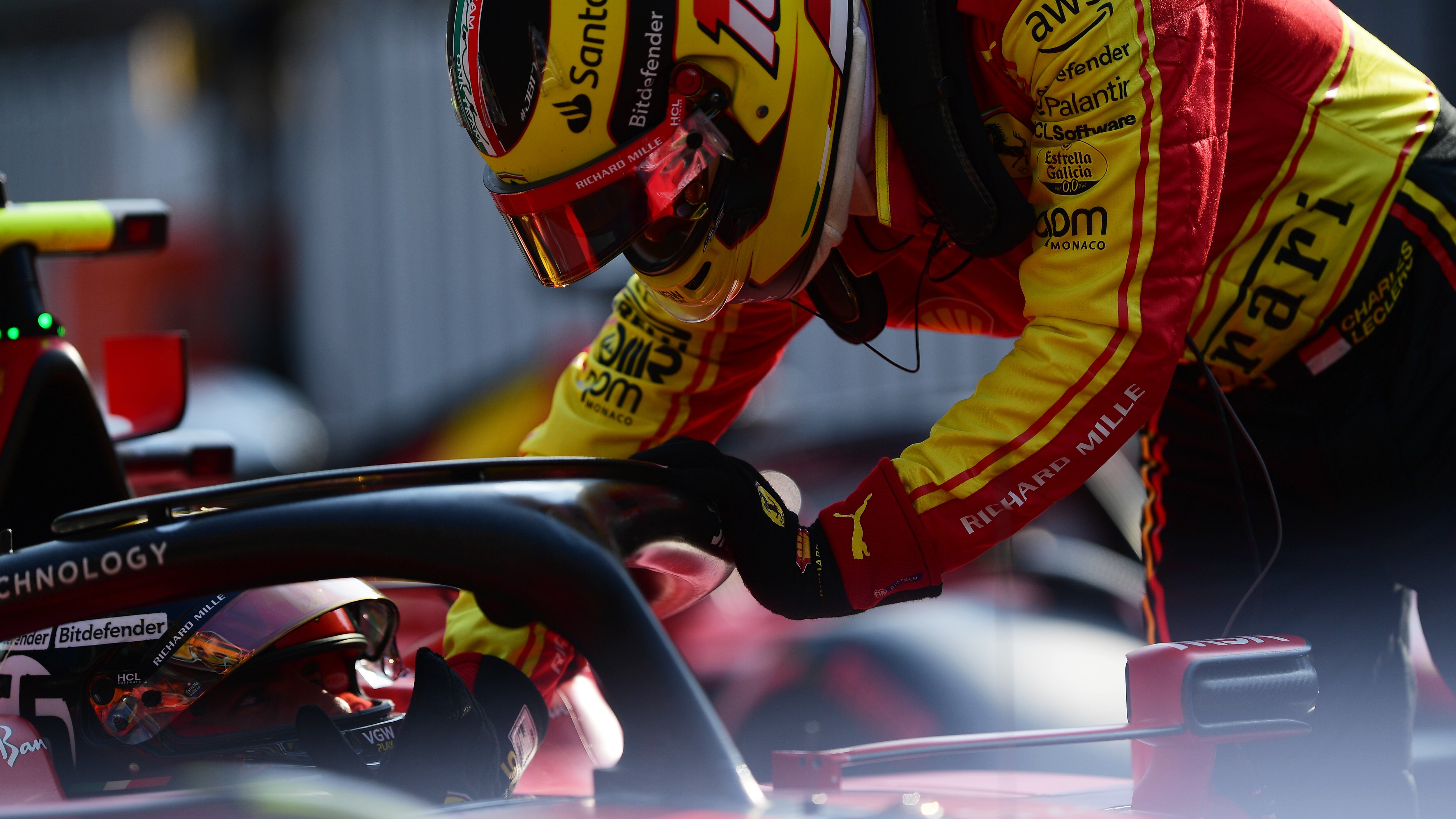 Charles Leclerc y Carlos Sainz se saludan tras el GP de Italia de F1