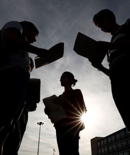 Unos estudiantes repasan los apuntes antes de hacer la EvAU