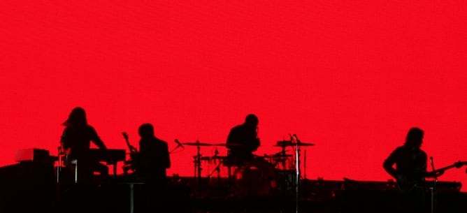 La banda francesa Phoenix combinó &#039;hits&#039; con un juego de luces espectacular.