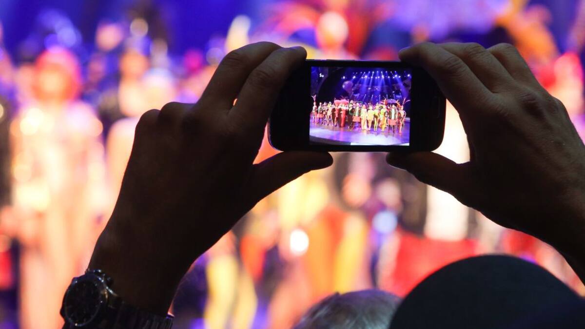 Un teatro obliga a los espectadores a guardar los móviles en bolsas