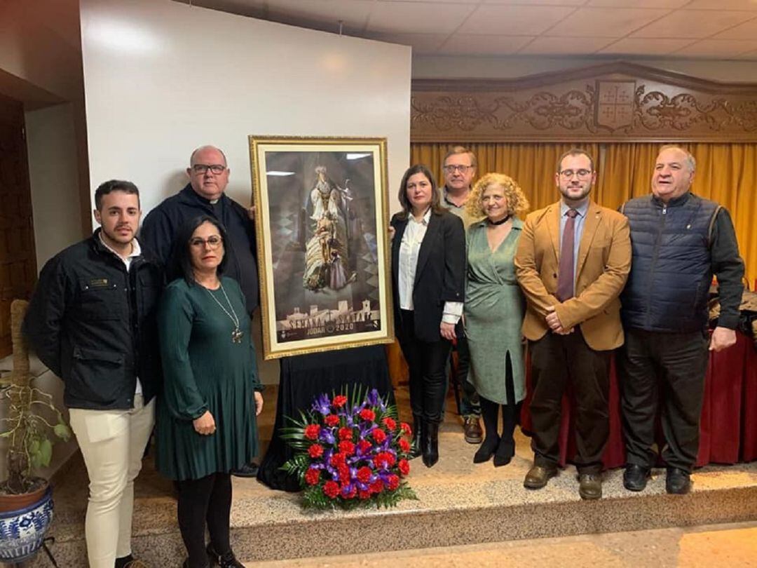 Alcaldesa, concejales, párrocos, representantes de la cofradía del Santo Entierro y autor, Juan López, segundo por la derecha, junto al cartel anunciador