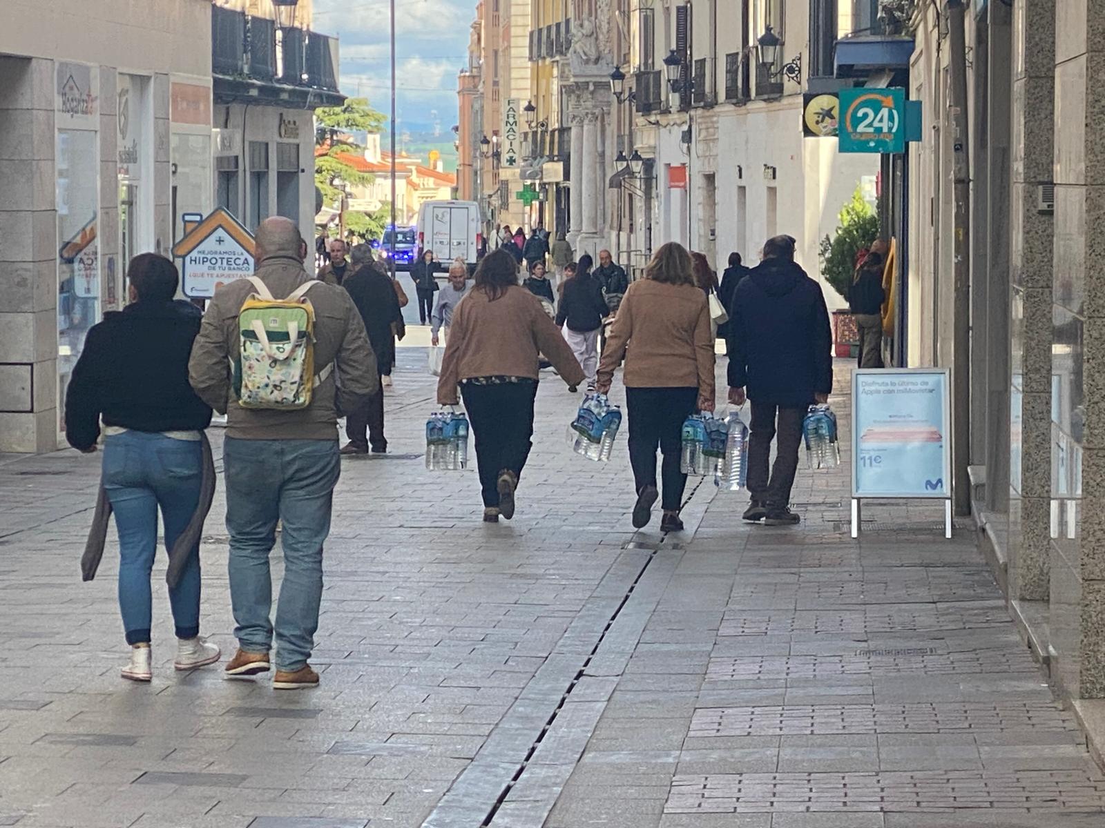 Vecinos de Guadalajara comprando agua ante la avería en el suministro