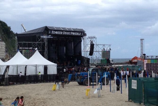 El escenario para el concierto de Manu Chao, durante las pruebas de sonido.
