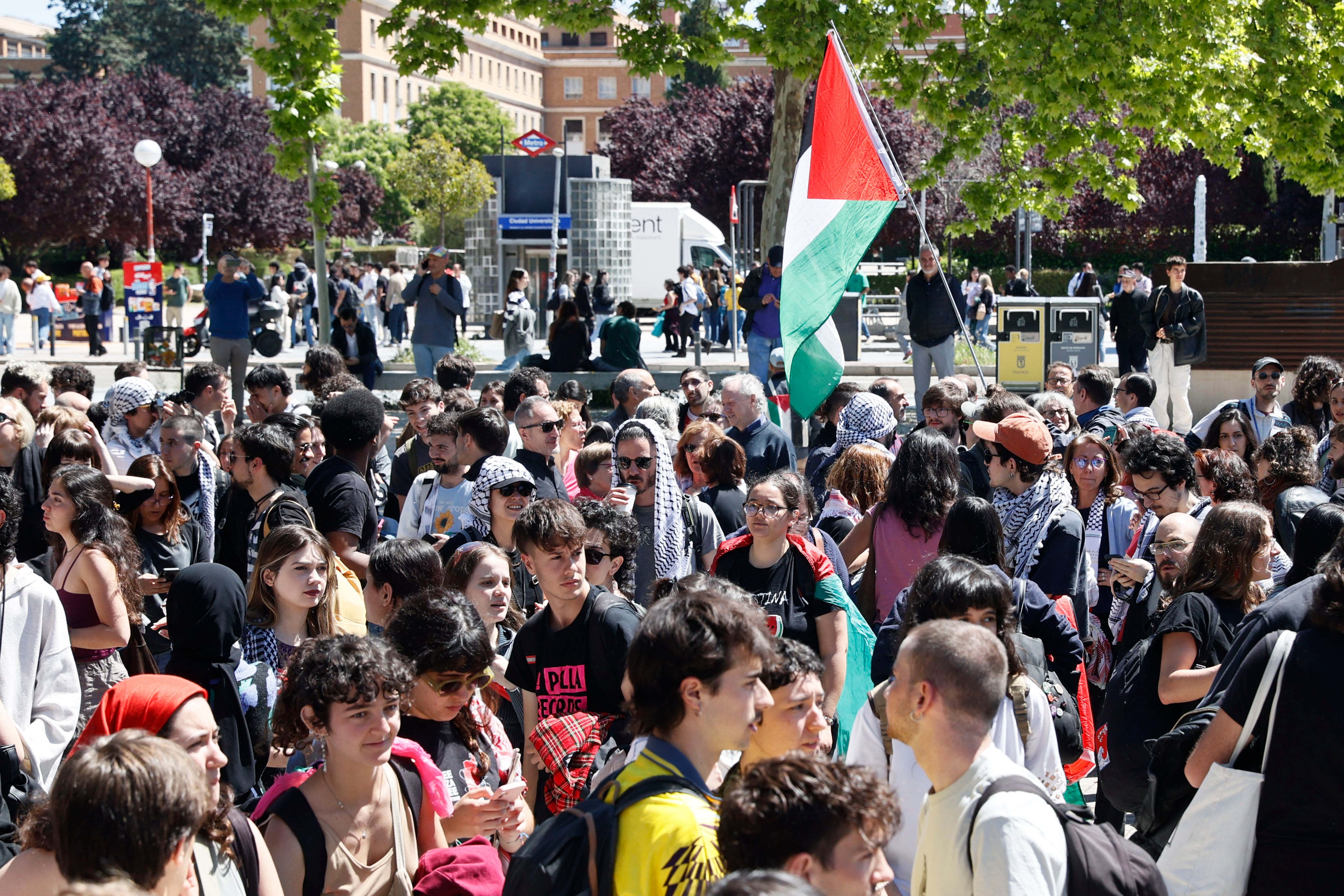 Varios universitarios se preparan para la asamblea abierta &#039;La Uni se organiza por Palestina&#039;, para decidir qué acciones llevar a cabo en los próximos días en apoyo a Palestina, en la Universidad Complutense de Madrid.