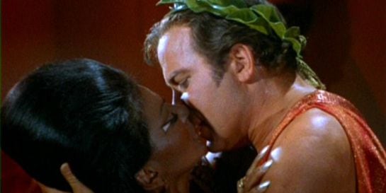 El primer beso interracial de la historia de la televisión.