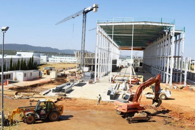 Obras de construcción de la nave principal de Ferrosolar en el polígono La Nava de Puertollano