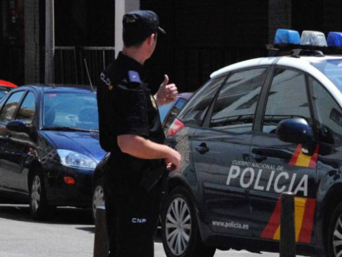 Aparece un hombre en un bar con un cuchillo clavado en la espalda