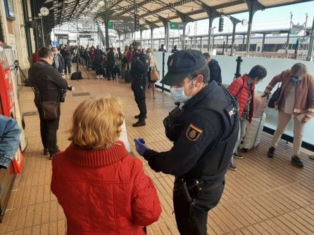 Control policial en la estación de tren de Valladolid