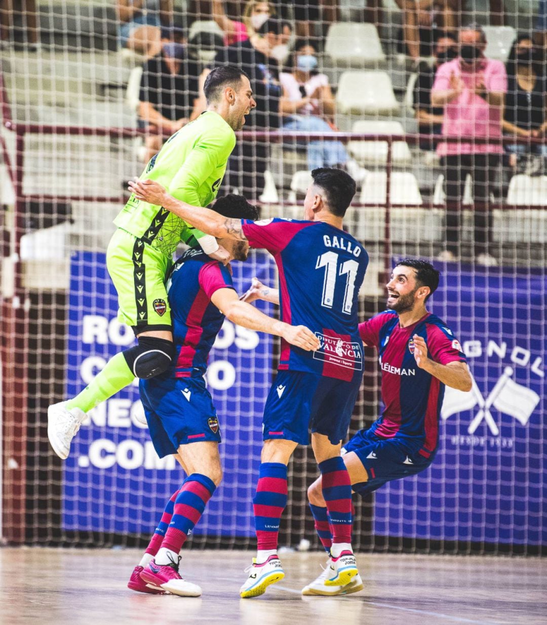 El Levante celebrando el triunfo ante el Valdepeñas.