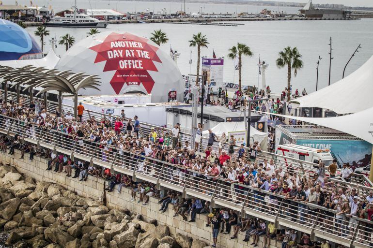 Foto de archivo de la salida de la Volvo Ocean Race desde el puerto de Alicante