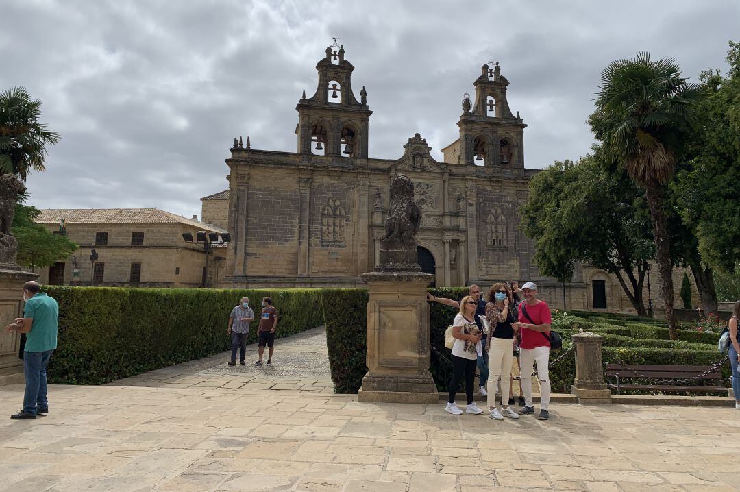 Turistas fotografiándose ante la Basílica de Santa María de Úbeda