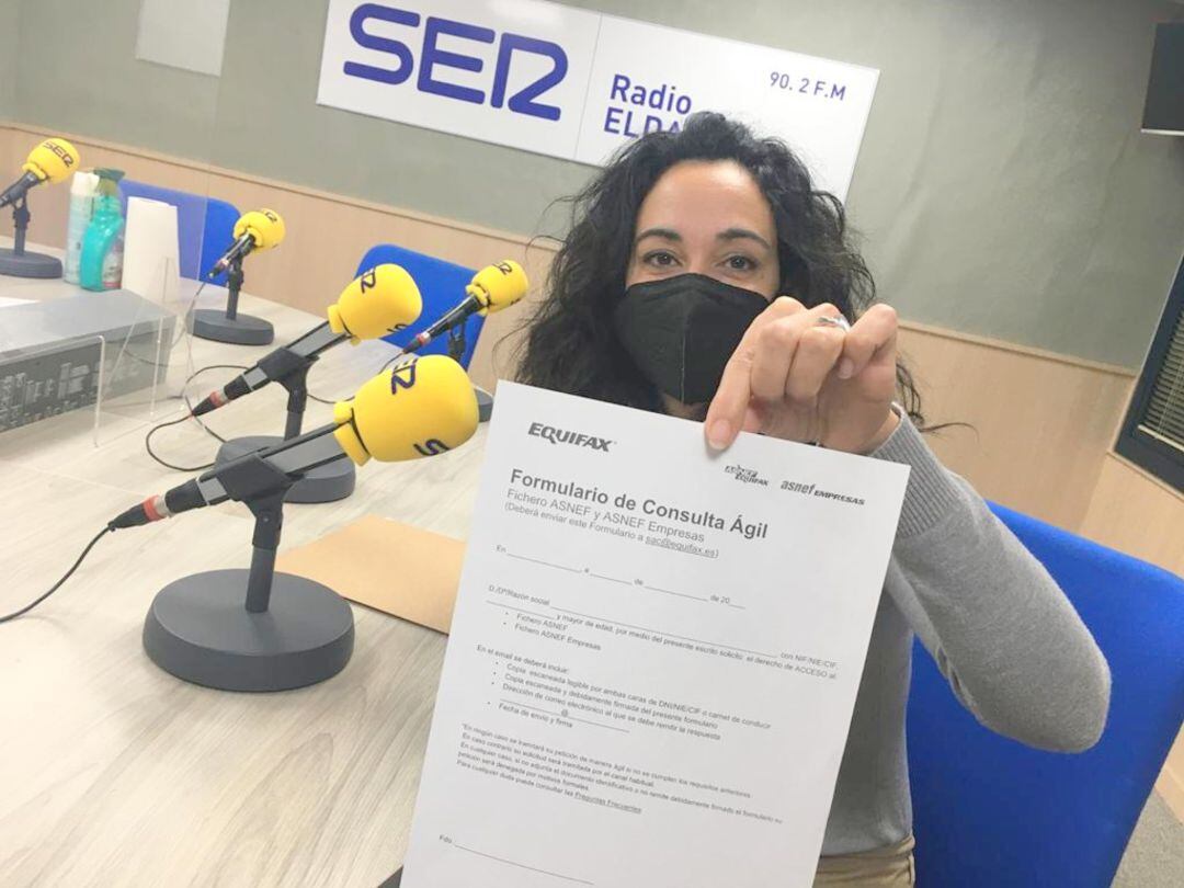 Carbonell con el formulario de consulta en Radio Elda Cadena SER